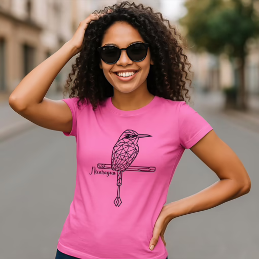 diseño moderno del ave nacional de Nicaragua en camiseta casual