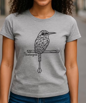 mujer nicaragüense usando camiseta minimalista con orgullo