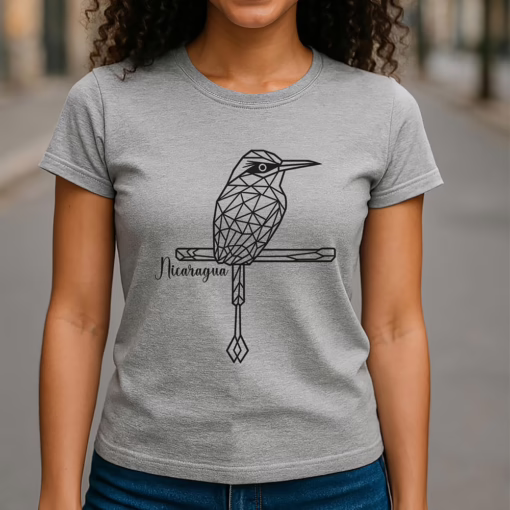 mujer nicaragüense usando camiseta minimalista con orgullo